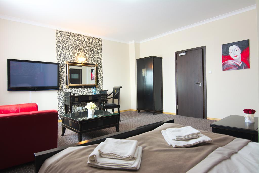 Centrum Konferencyjno-Apartamentowe Mrowka Varsavia Esterno foto
