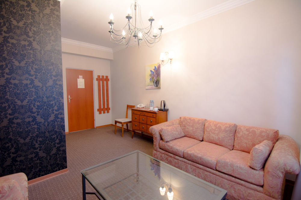 Centrum Konferencyjno-Apartamentowe Mrowka Varsavia Esterno foto