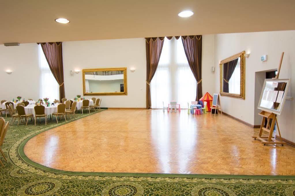 Centrum Konferencyjno-Apartamentowe Mrowka Varsavia Esterno foto