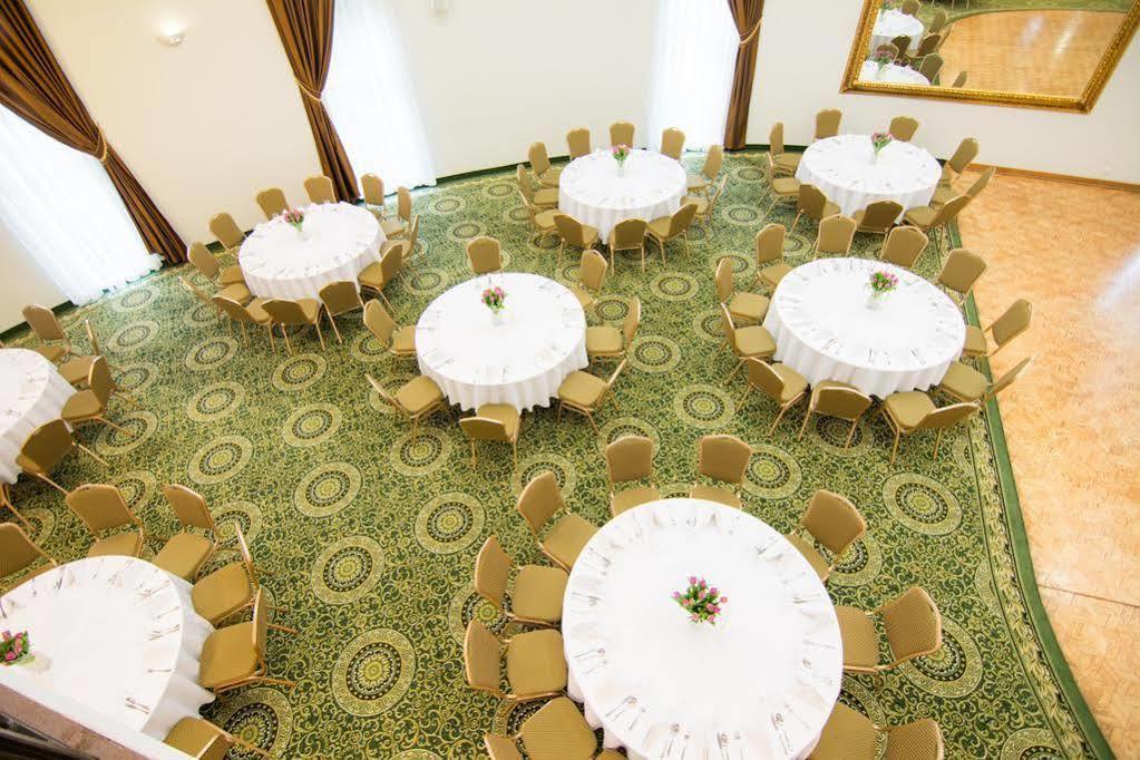 Centrum Konferencyjno-Apartamentowe Mrowka Varsavia Esterno foto